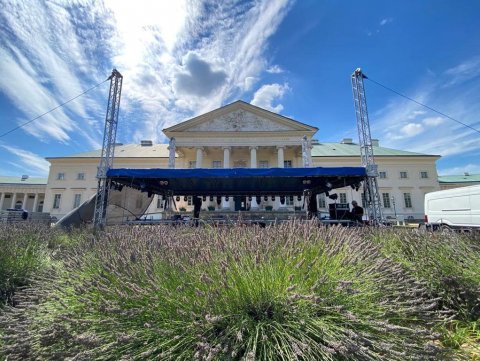 Dnešní koncert na Kačina - zámek a muzeum bude mít levandulovou vůni. Těšíme se na vás.
